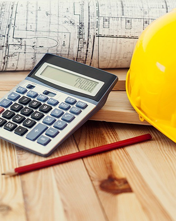 Equipe fazendo planejamento tributário de obra